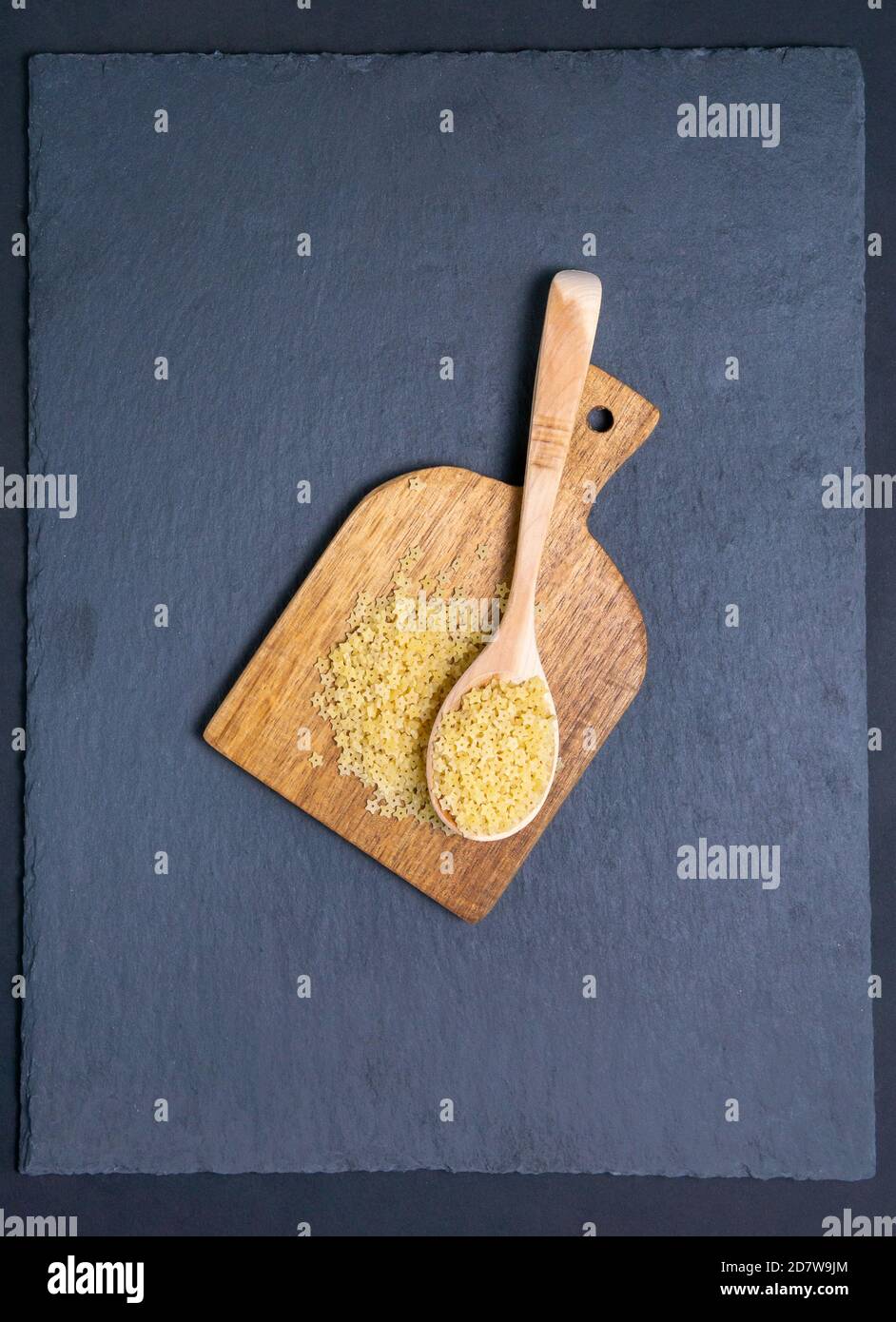 Stelline Pasta biologica di Gragnano, specialità gastronomiche italiane. Foto verticale Foto Stock