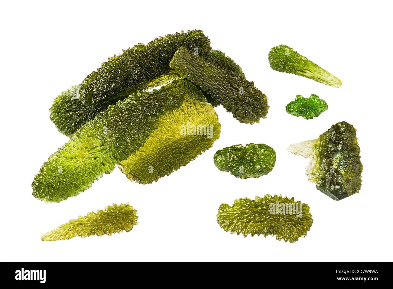 Gruppo di rare pietre semi-preziose di moldavite verde isolate su sfondo bianco. Varie gemme grezze modellate di vetro cosmico con superficie ruvida di muschio. Foto Stock
