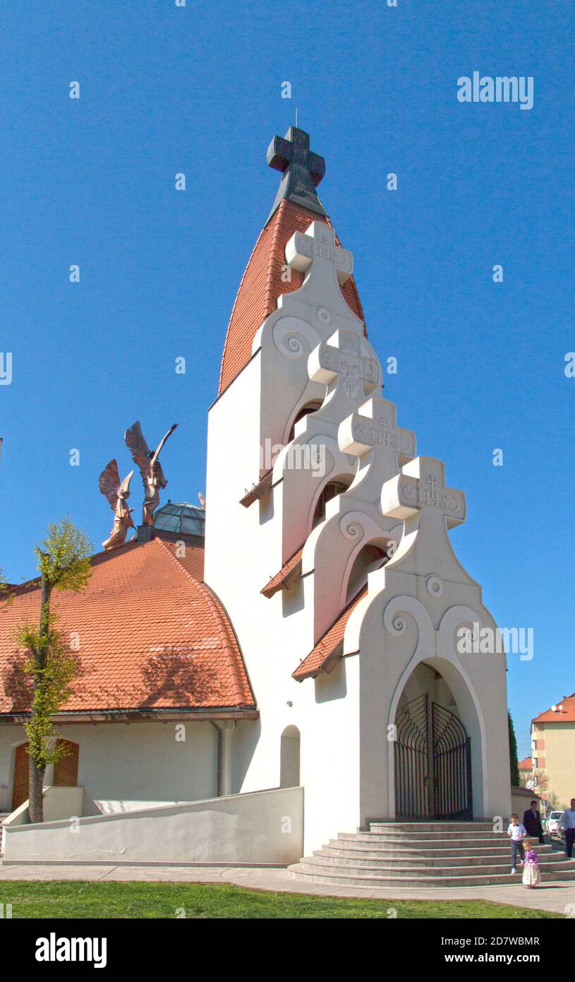 Chiesa cattolica del Millennio. Le statue di angeli in rame alte 5.7 m raffigurano i grandi angeli di San Michele, Gabriele, Raffaello e Uriel. Foto Stock