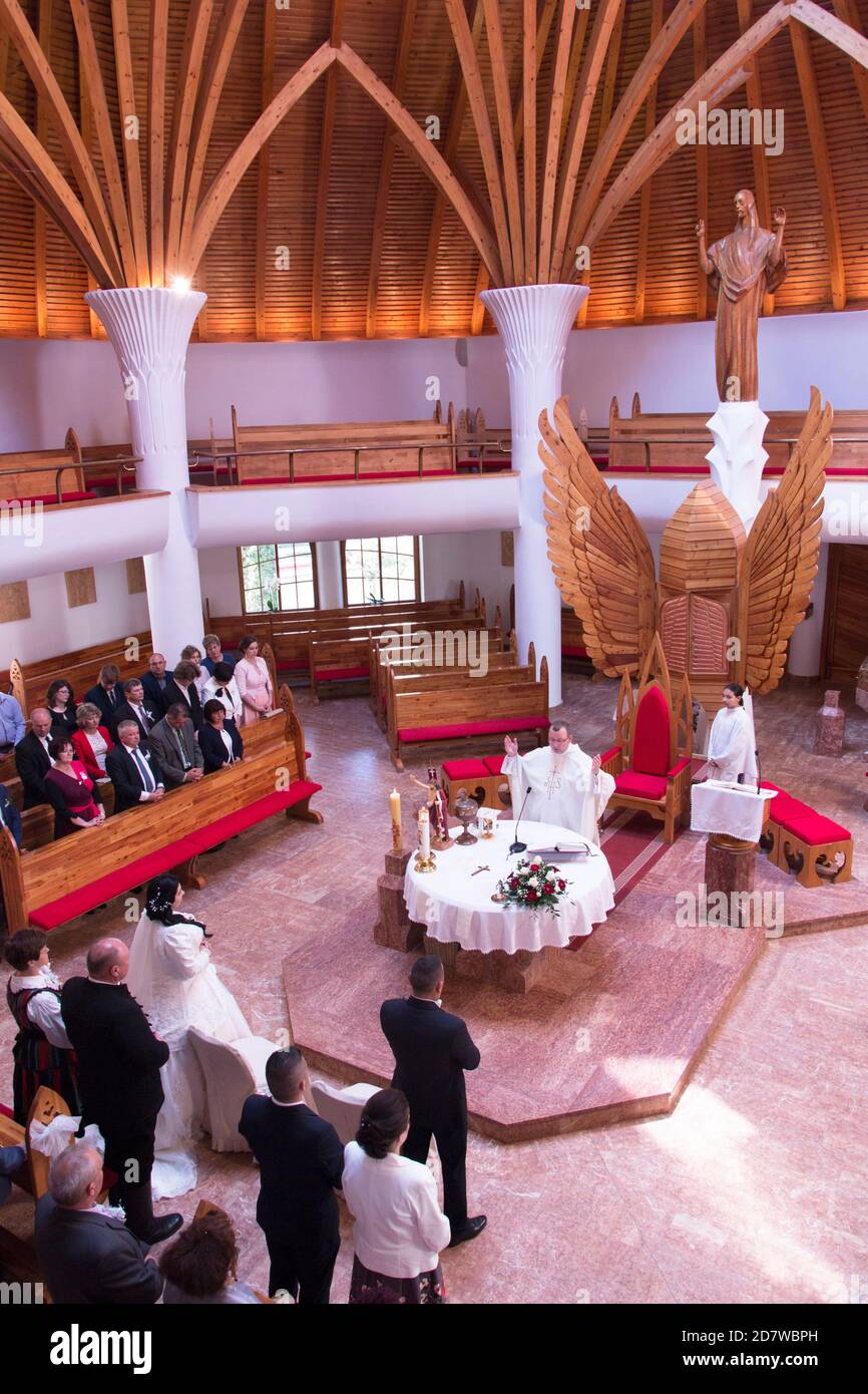 Matrimonio al Millennium Temple. Benedizioni con braccia rialzate. L'altare nell'asse del tempio simboleggia Cristo, luce proveniente dalla cupola di vetro. Foto Stock