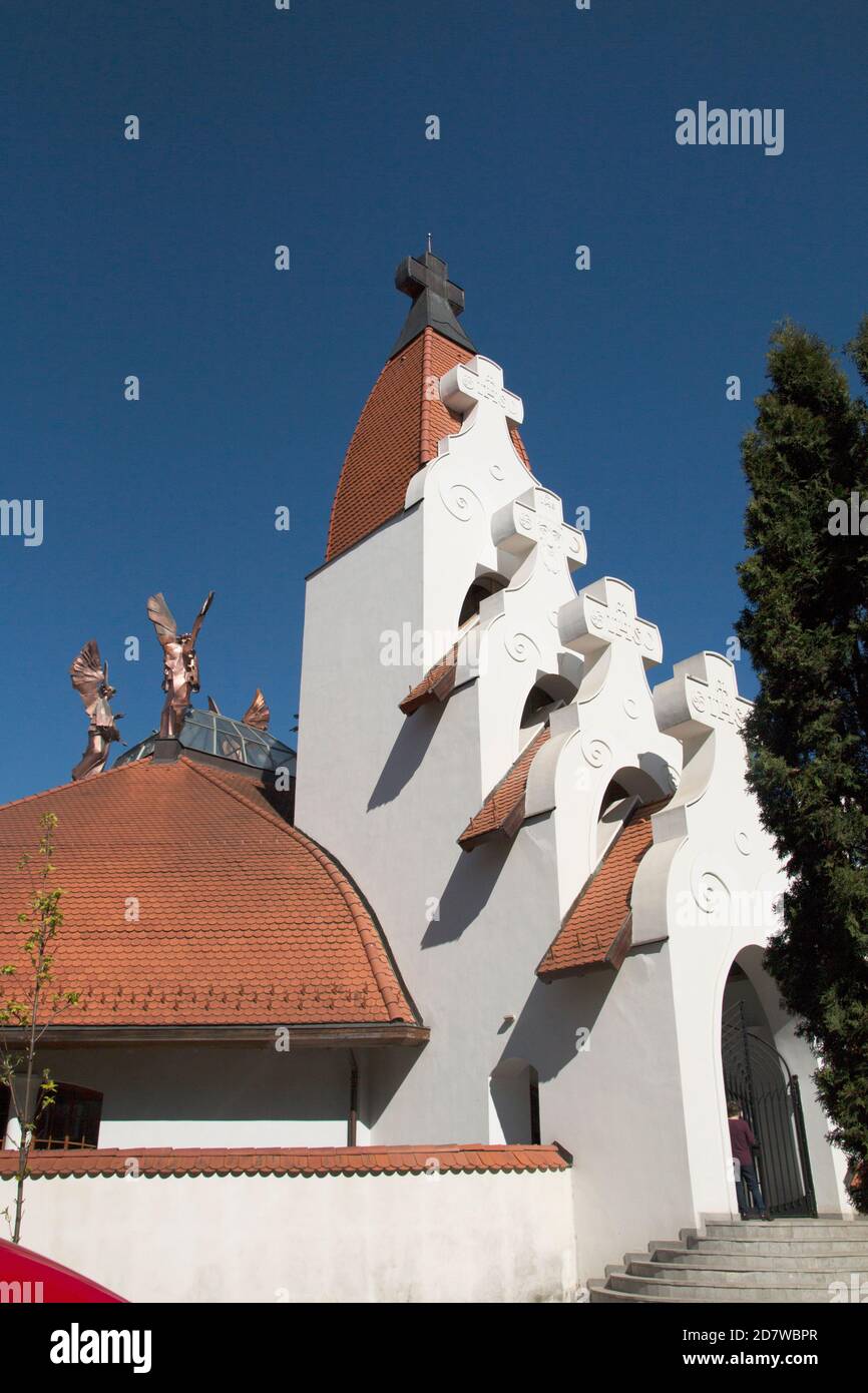 Chiesa cattolica del Millennio progettata da Makovecz. Le statue di angeli di rame raffigurano i grandi angeli di San Michele, Gabriele, Raffaello e Uriel. Foto Stock