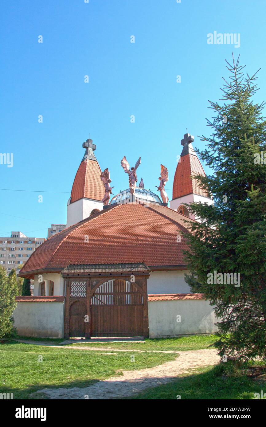 Chiesa cattolica del Millennio progettata da Makovecz. Le statue di angeli di rame raffigurano i grandi angeli di San Michele, Gabriele, Raffaello e Uriel. Foto Stock