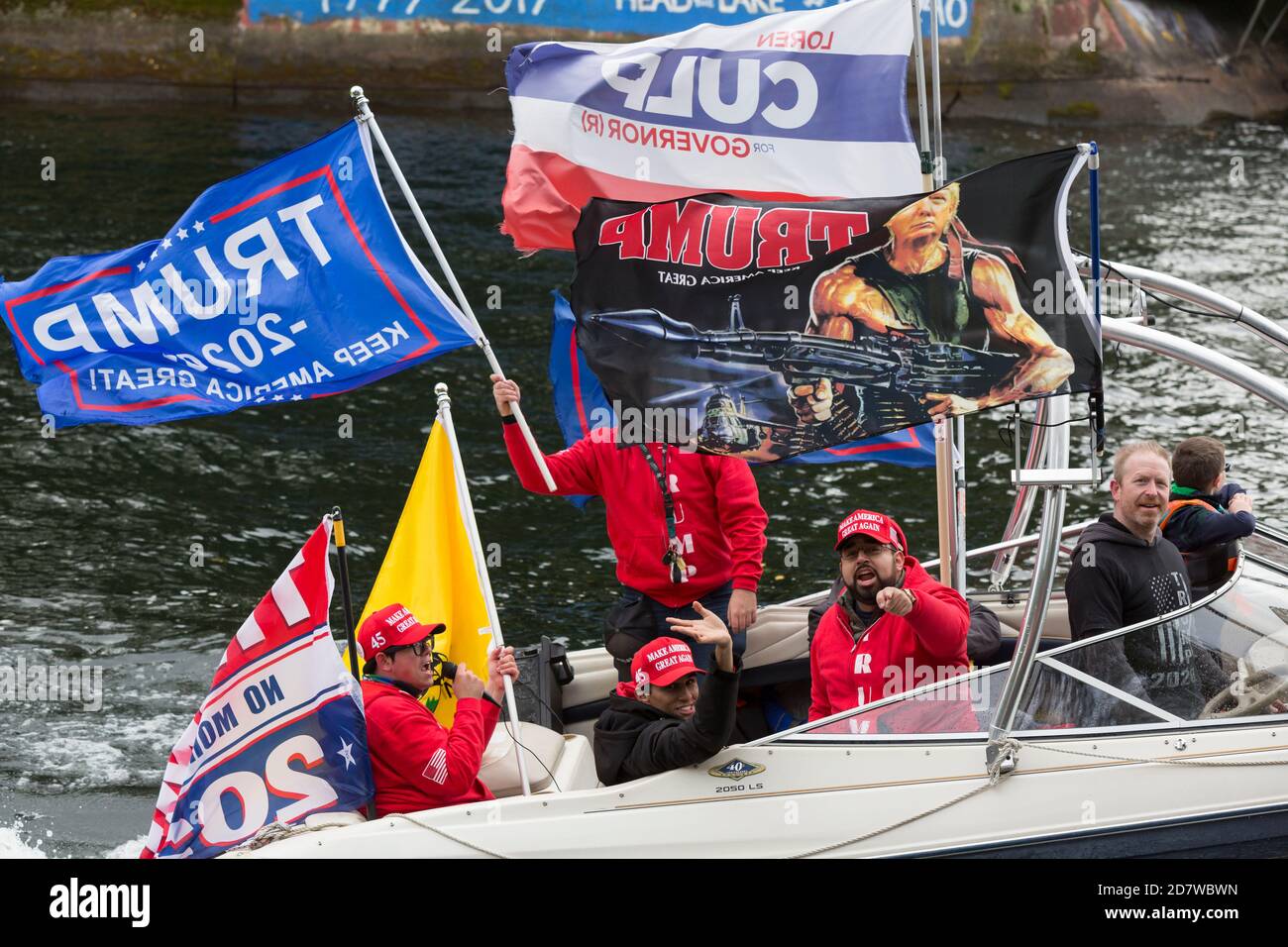 Una barca che canta "USA" su un altoparlante conduce una sfilata di quattro navi a sostegno del presidente Donald Trump lungo il Montlake Cut di Seattle sabato 24 ottobre 2020. Foto Stock