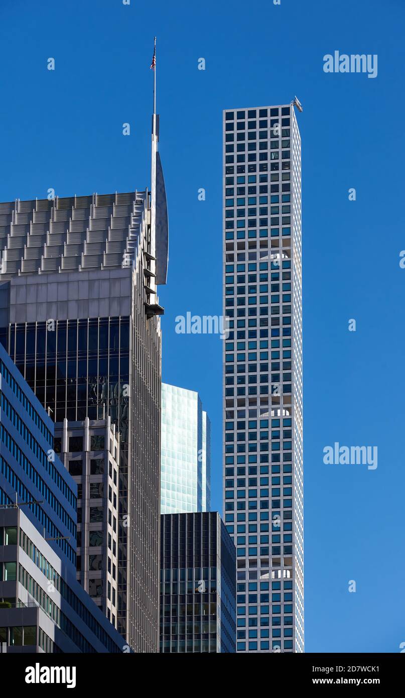 Guardando su Park Ave al 432 Park Ave, nel 2020, uno degli edifici residenziali più alti di New York, con altri edifici Park Ave sulla sinistra. Foto Stock