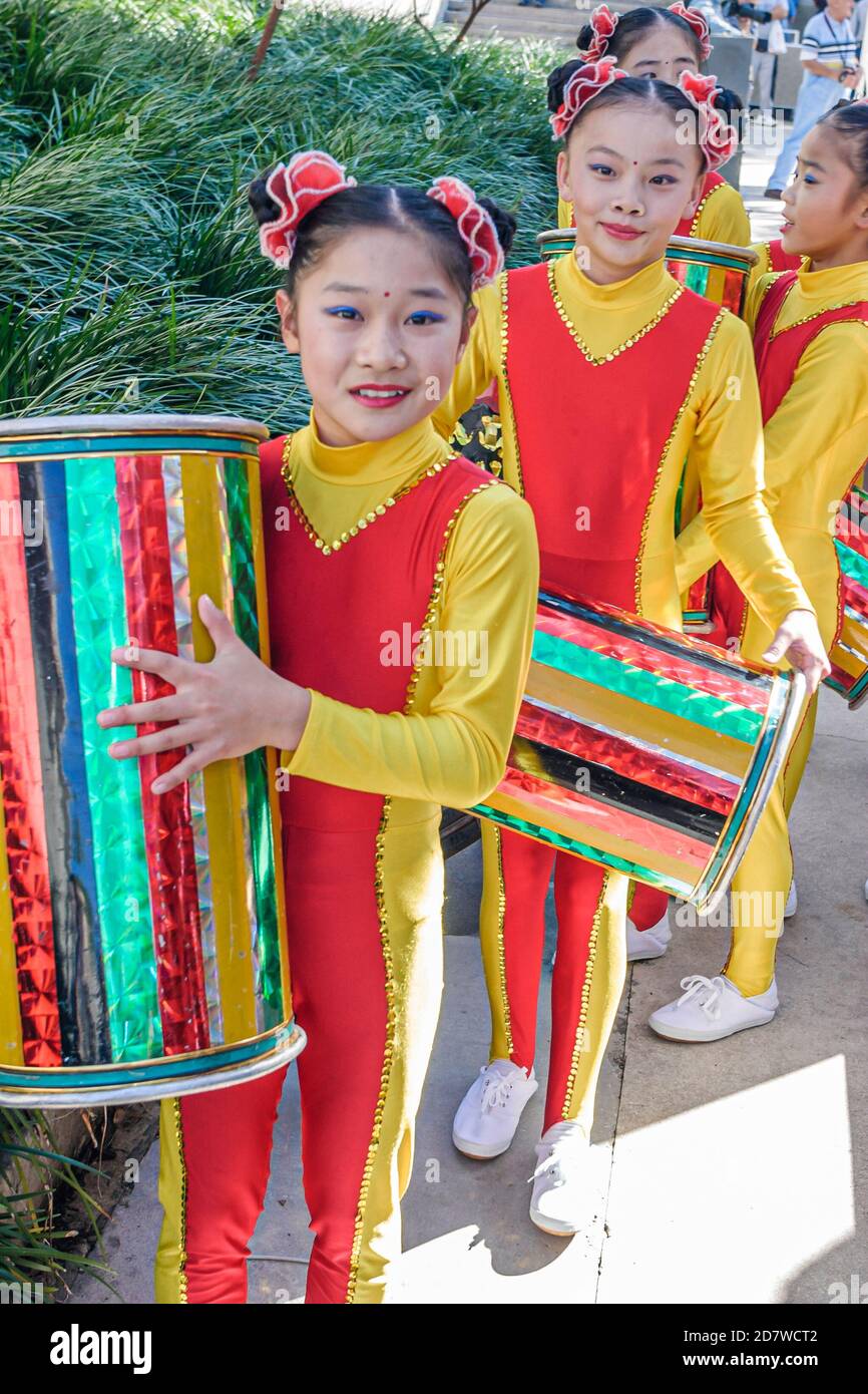 Florida Kendall Miami Dade College Chinese New Year Festival, artisti Asian ragazza ragazze vestito costumi ginnasti acrobati, Foto Stock