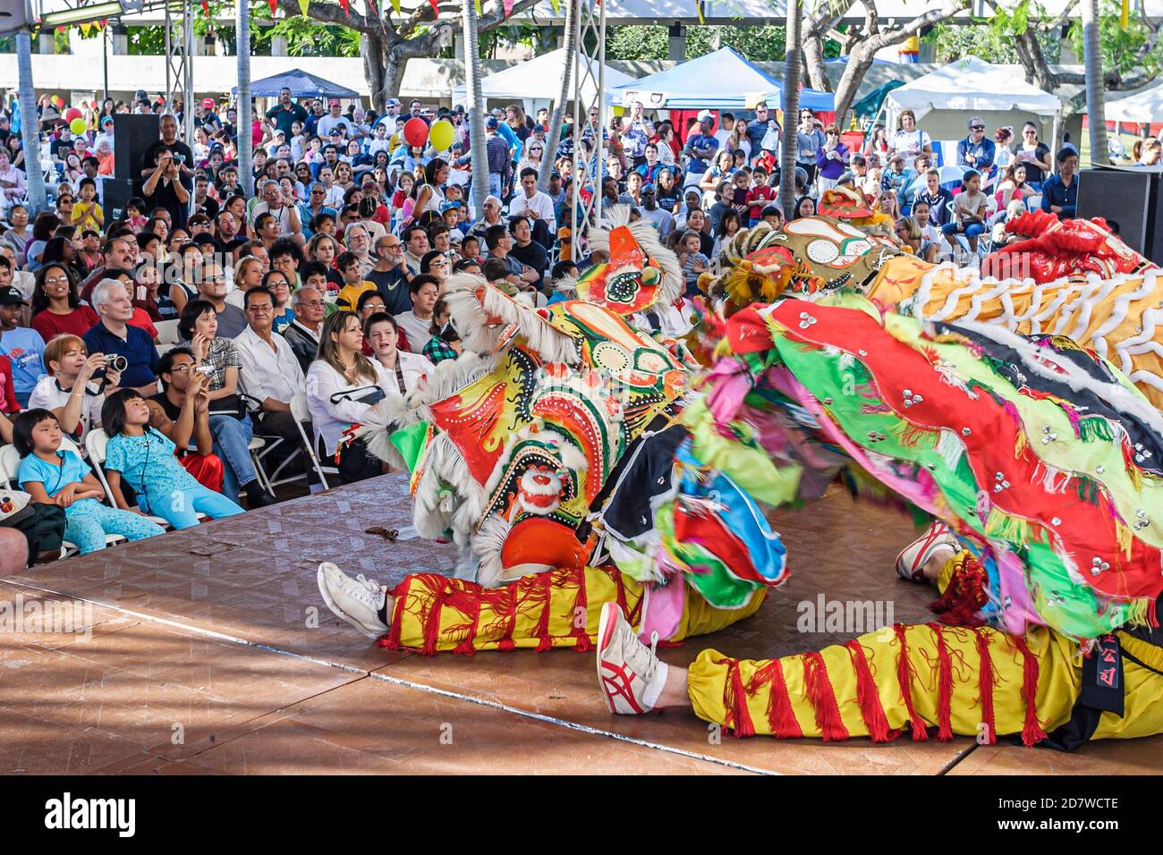 Florida Kendall Miami Dade College Chinese New Year Festival, spettacolo dragon dance stage pubblico famiglie asiatiche guardare, Foto Stock