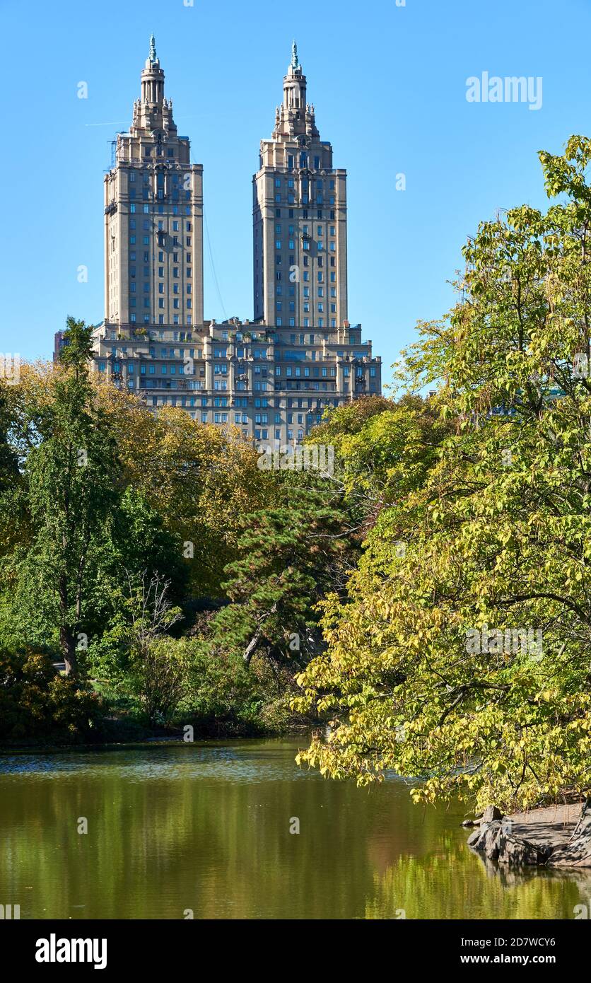 Le doppie guglie dell'edificio residenziale di San Remo sono visibili da Central Park, che si affaccia sul lago. Foto Stock