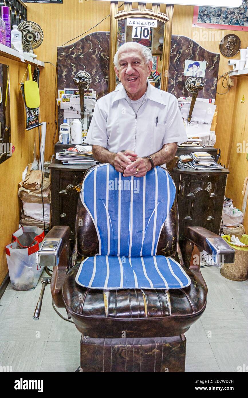 Miami Florida,Little Havana,immigrato ispanico cubano,barbiere di Calle Ocho interno sedia uomo, Foto Stock