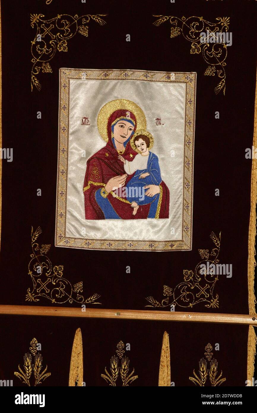 Banner religioso con un'immagine del Theotokos che detiene il Gesù bambino usato in una chiesa cristiana ortodossa in Romania Foto Stock