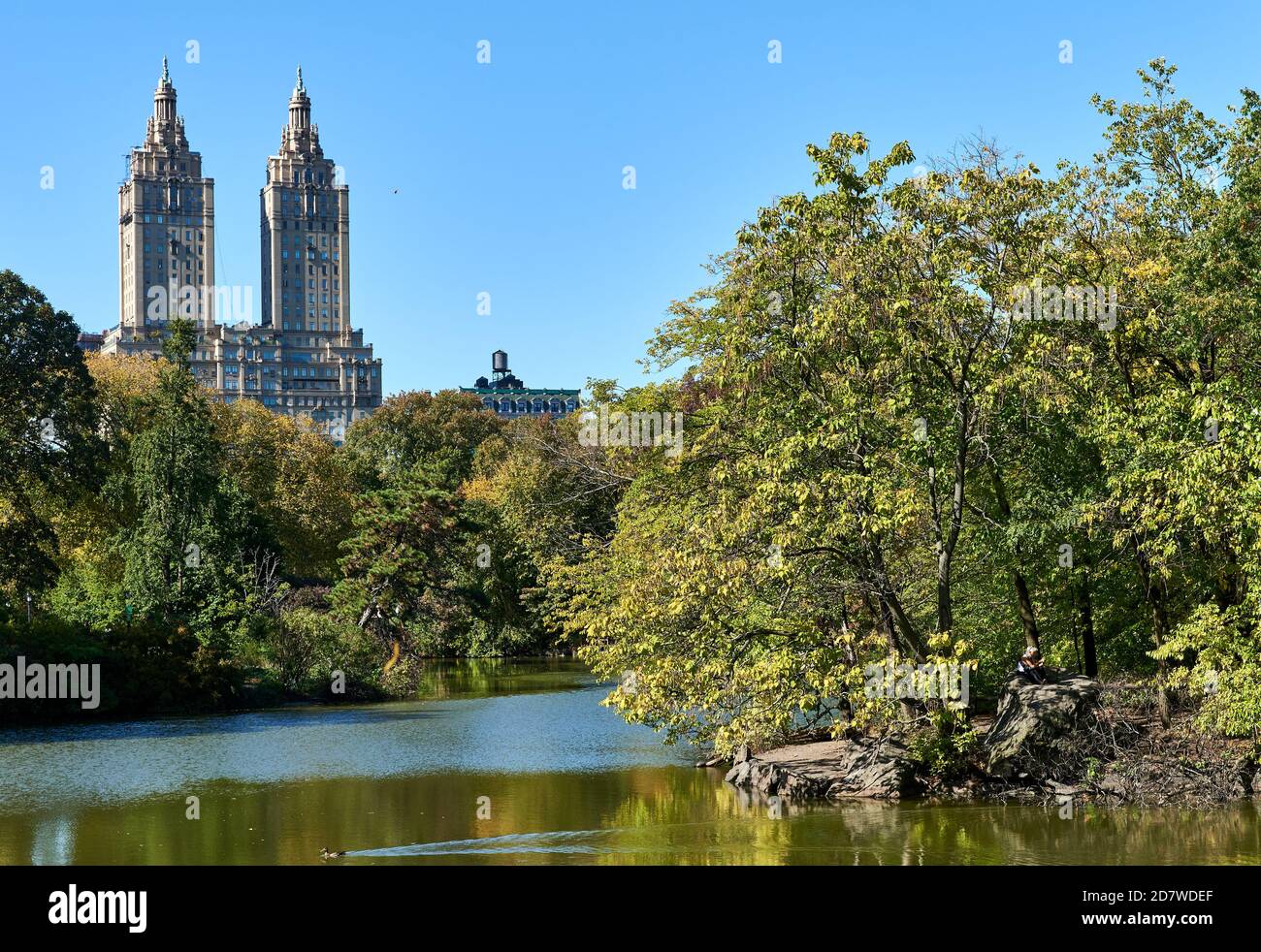 New York, NY - 14 ottobre 2020: Le doppie guglie dell'edificio residenziale di San Remo sono viste da Central Park, guardando oltre il lago. Il San R Foto Stock