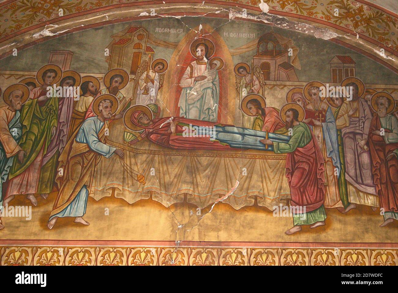 La chiesa cristiana ortodossa di Tifesti, Contea di Vrancea, Romania. Affresco raffigurante la Dormizione della Madre di Dio. Foto Stock
