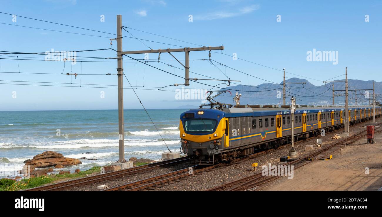 Un Metrorail elettrico più unità treno a False Bay, Città del Capo, Sud Africa, Africa. Foto Stock