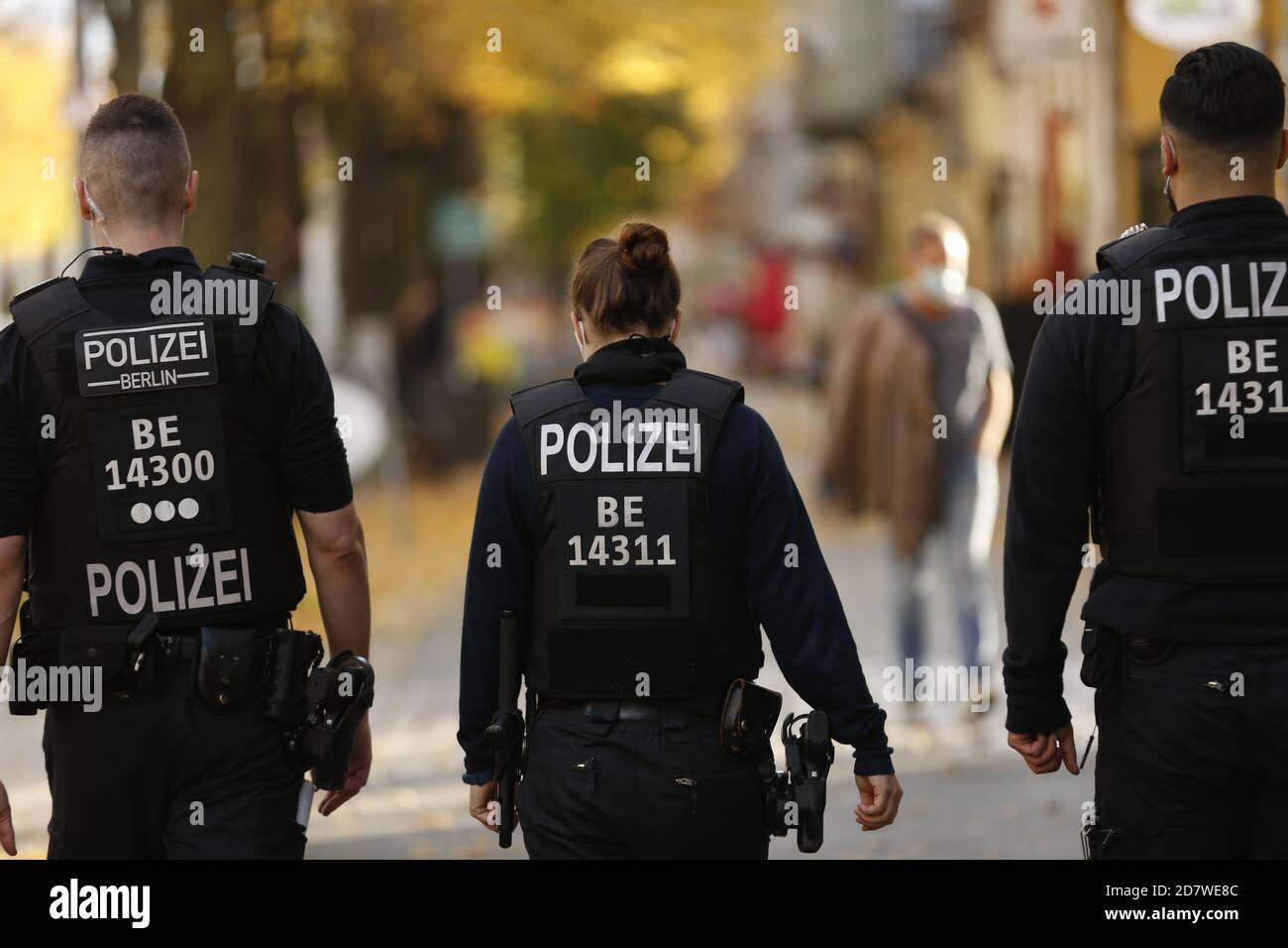 Berlino, Germania. 24 Ott 2020. Sabato sono entrate in vigore nuove restrizioni a causa della pandemia di coronavirus a Berlino, in Germania, il 24 ottobre 2020. Maschera obbligatoria per dieci strade particolarmente trafficate in diversi quartieri di Berlino. La foto mostra un cartello stradale nella trafficata Bölschestraße nel quartiere Friedrichshagen. (Foto di Simone Kuhlmey/Pacific Press/Sipa USA) Credit: Sipa USA/Alamy Live News Foto Stock