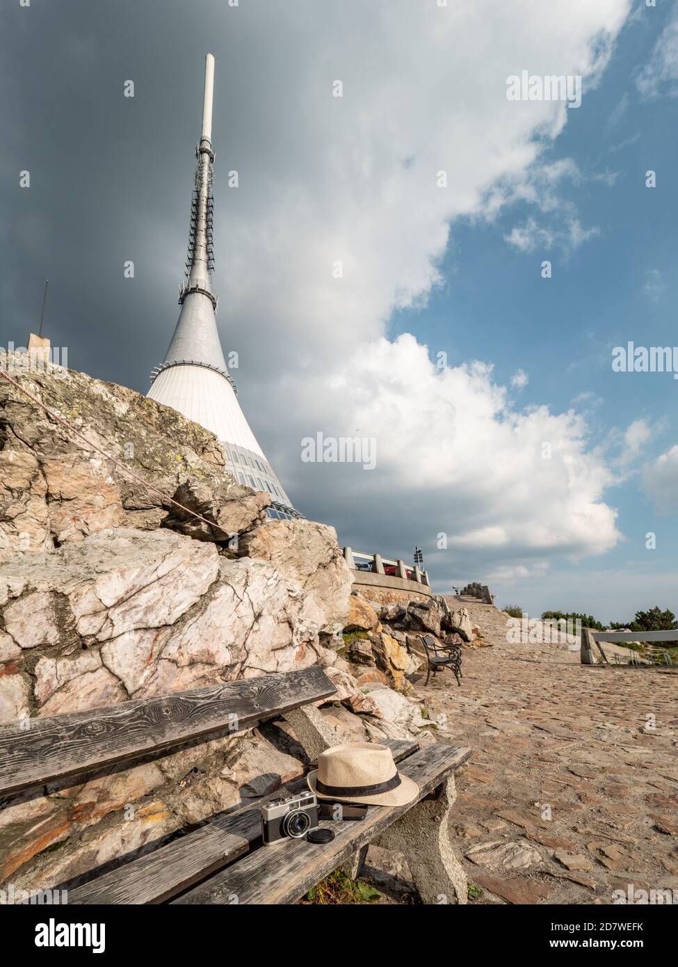 Photo Walk con la fotocamera analogica di Vage alla famosa montagna Jested. La dominante torre di Giested in forma di racchetta spaziale sulla cima rocciosa. Foto Stock