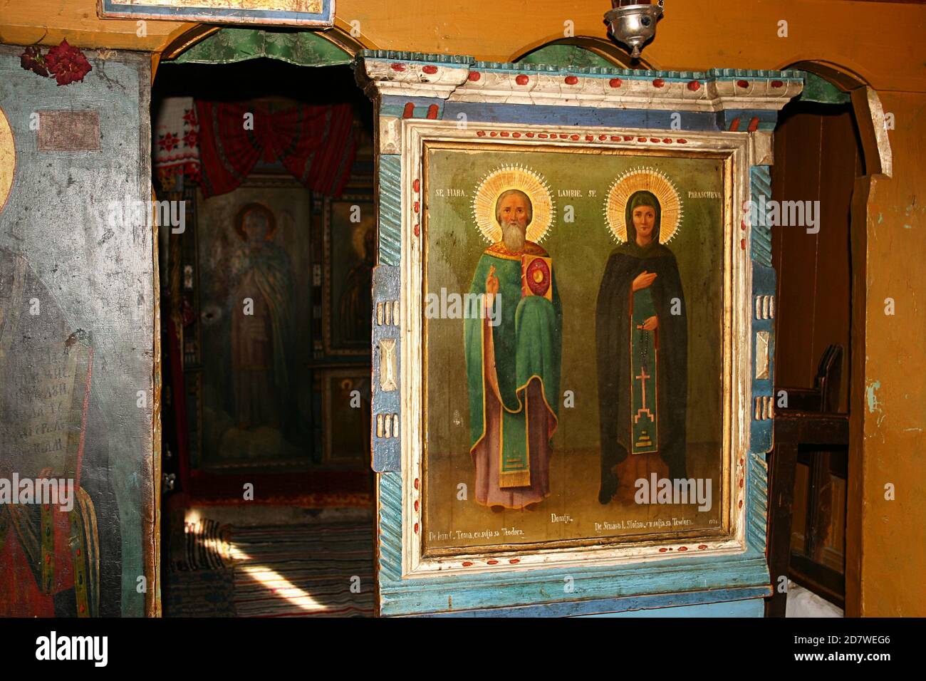 Valea Sarii, Contea di Vrancea, Romania. Interno della chiesa ortodossa cristiana del 18 ° secolo. Icona di San Charalambos e San Parascheva. Foto Stock