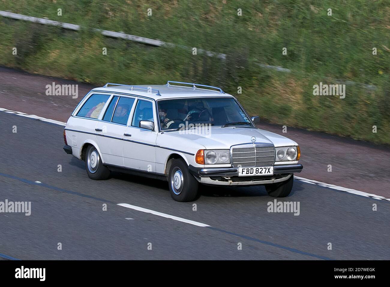 200 80s Mercedes 1982 T bianca; guida su un veicolo in movimento lungo l'autostrada M61 vicino a Manchester, Regno Unito Foto Stock