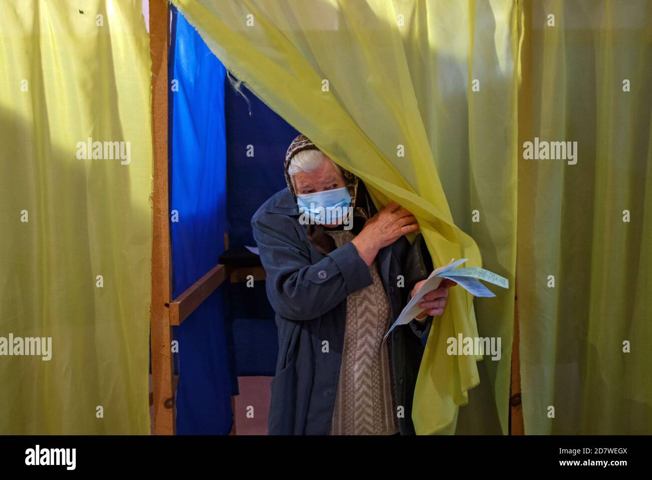 Non esclusivo: MYRCHA, UCRAINA - 25 OTTOBRE 2020 - UN elettore lascia uno stand in una stazione di polling durante le elezioni locali ucraine del 2020, Myrcha Vill Foto Stock