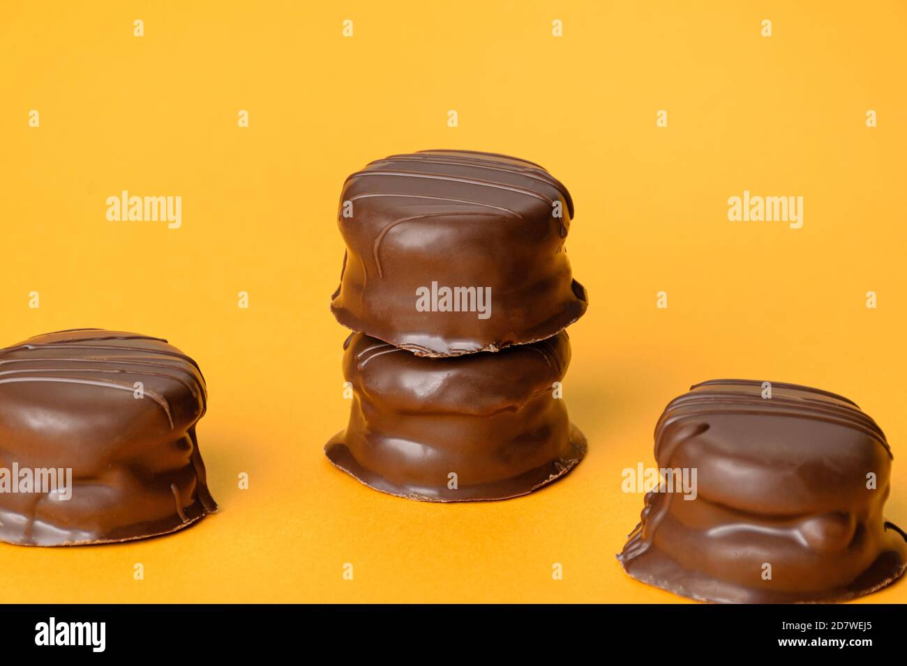 Primo piano di diverse torte brasiliane al miele su sfondo arancione. Foto Stock