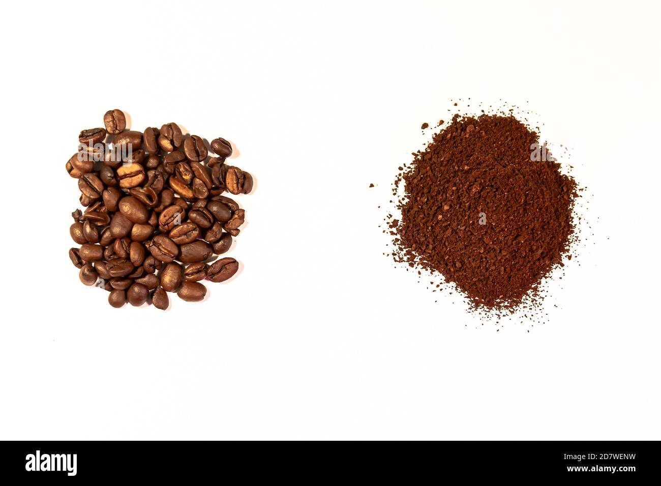 chicchi di caffè e macinati su sfondo bianco Foto Stock