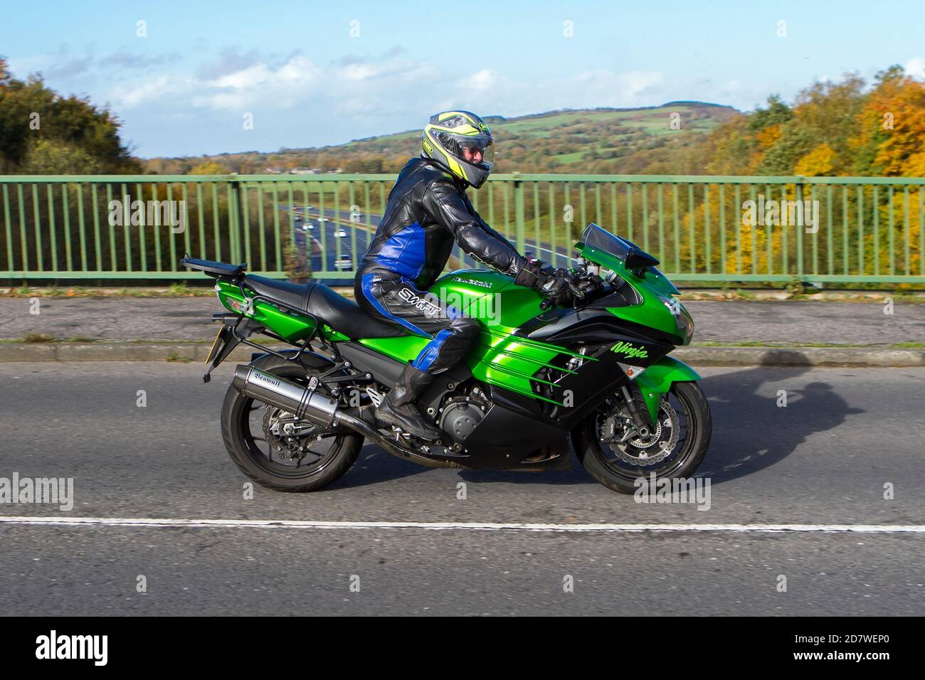 Un motociclista maschile che guida una moto Kawasaki Ninja sul ponte M6 a Rivington vicino a Chorley in Lancashire, Regno Unito Foto Stock