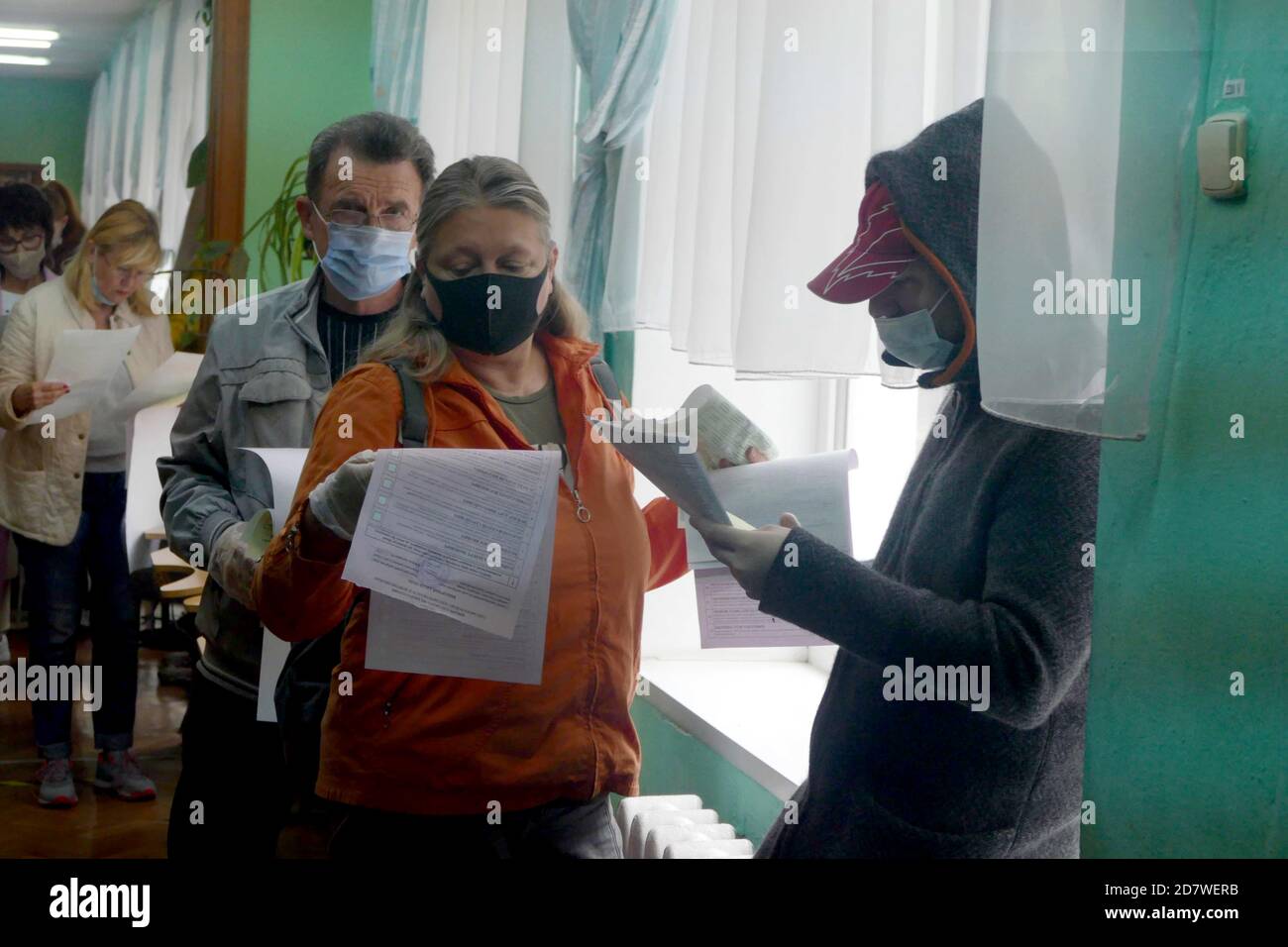 Non esclusivo: ODESA, UCRAINA - 25 OTTOBRE 2020 - gli elettori in maschera di faccia coda prima delle cabine di una stazione di polling durante il 2020 ucraino locale e Foto Stock