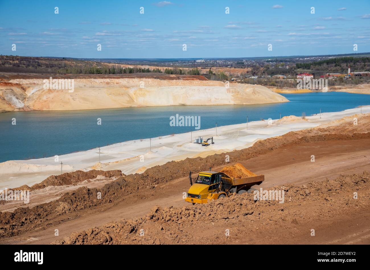 Il grande camion lavora nella cava di sabbia di quarzo Foto Stock