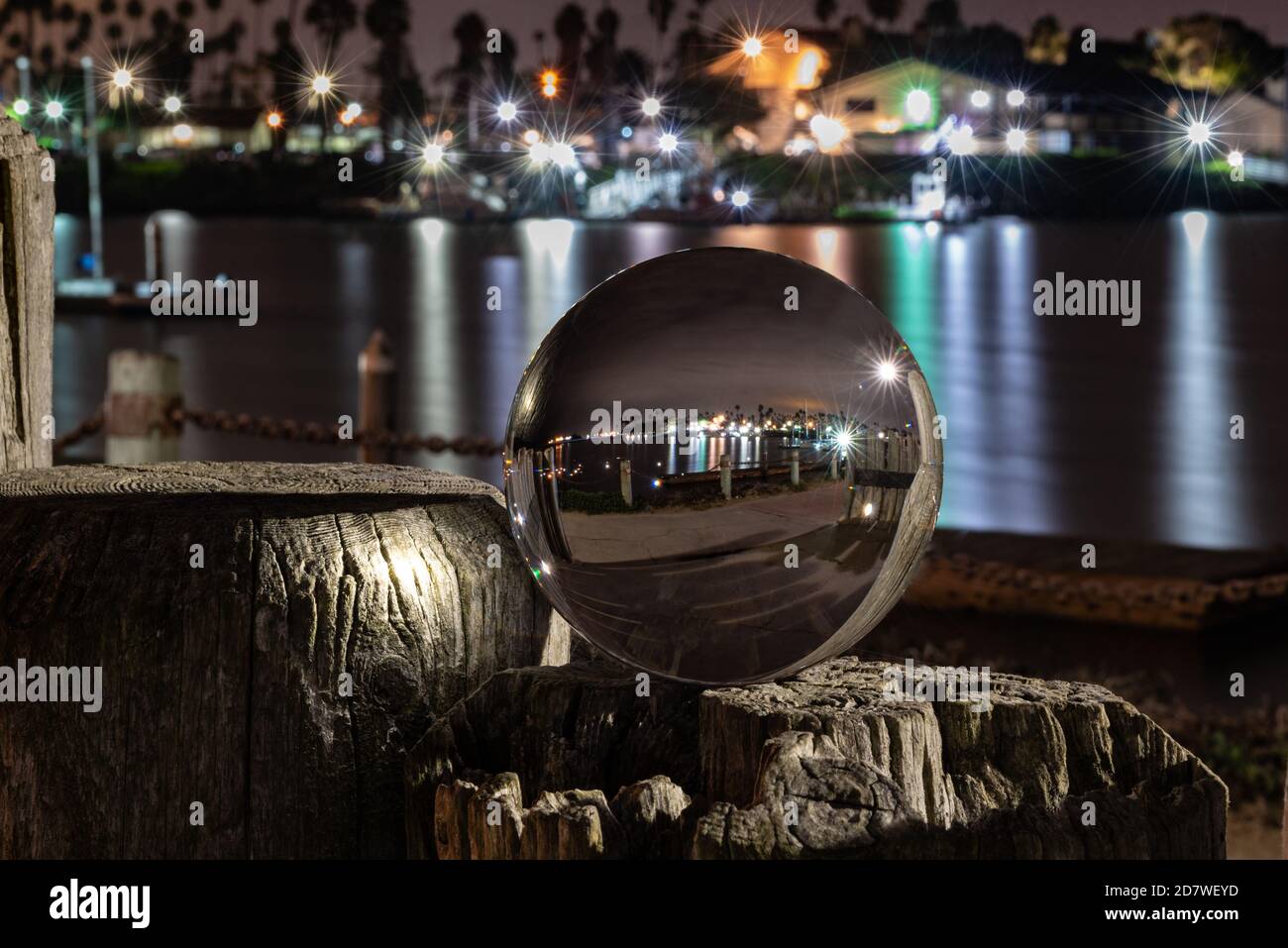 Ventura Marina acque che riflettono le lampade del porto sulla superficie dell'oceano, guardando attraverso la sfera sferica lente rotonda. Foto Stock