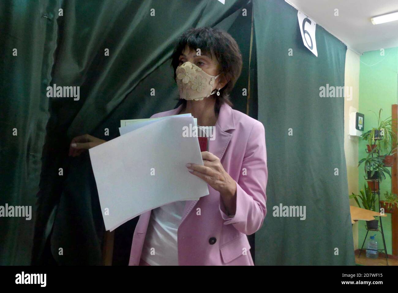 Non esclusivo: ODESA, UCRAINA - 25 OTTOBRE 2020 - Larysa Filimonova, la moglie del capo della città di Odesa, speranzosa Oleh Filimonov, lascia uno stand a un voto Foto Stock