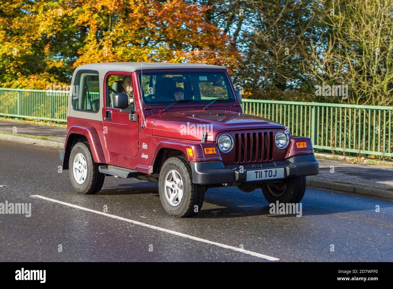 Jeep Wrangler Red Soft TOP benzina in movimento veicolo che guida sulla  strada vicino a Chorley, Regno Unito Foto stock - Alamy