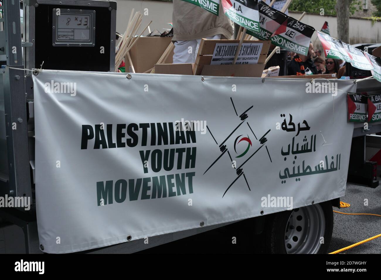 Manifestazione pro-palestinese a Parigi a sostegno del popolo di Gaza a seguito dell'offensiva israeliana che rivendica la vita del 1,600 Palestinesi Foto Stock