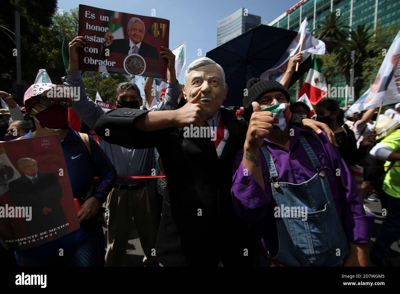Città del Messico, Messico. 24 Ott 2020. CITTÀ DEL MESSICO, MESSICO - OTTOBRE 24: Un uomo con una maschera di Andres Manuel Lopez Obrador partecipa durante una marcia per sostenere il presidente del Messico durante il suo governo. Nonostante il fatto che il Messico abbia raggiunto il segno rosso dell'allarme epidemiologico, con 886.800 nuovi casi da Covid-19. Manifestanti senza seguire le regole della distanza sociale, svolgono la marcia Pro AMLO il 24 ottobre 2020 a Città del Messico, Messico. Credit: Ismael Rosas/Eyepix Group/The Photo Access Credit: The Photo Access/Alamy Live News Foto Stock