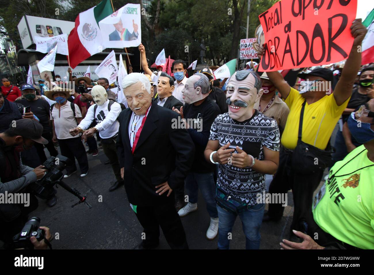 Città del Messico, Messico. 24 Ott 2020. CITTÀ DEL MESSICO, MESSICO - OTTOBRE 24: Persone con maschere in lattice di Vicente Fox, Andres Manuel Lopez Obrador e Felipe Calderon prendono parte durante una marcia per sostenere il presidente del Messico durante il suo governo. Nonostante il fatto che il Messico abbia raggiunto il segno rosso dell'allarme epidemiologico, con 886.800 nuovi casi da Covid-19. Manifestanti senza seguire le regole della distanza sociale, svolgono la marcia Pro AMLO il 24 ottobre 2020 a Città del Messico, Messico. Credit: Ismael Rosas/Eyepix Group/The Photo Access Credit: The Photo Access/Alamy Live News Foto Stock