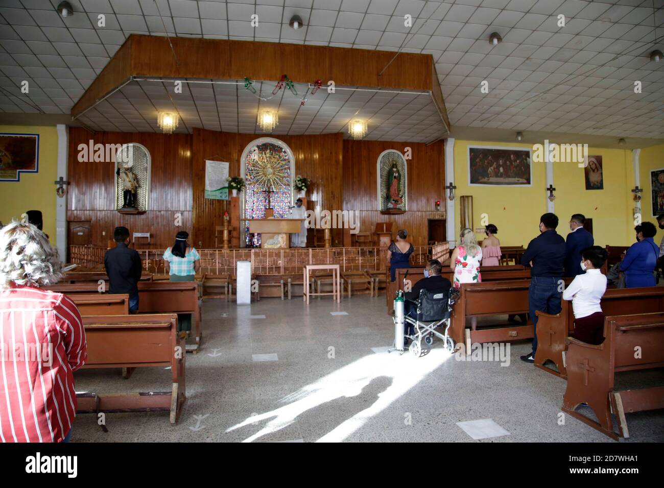 Città del Messico, Messico. 24 Ott 2020. CITTÀ DEL MESSICO, MESSICO - 24 OTTOBRE: Un sacerdote indossa uno scudo facciale mentre offre una messa in una chiesa per i fedeli religiosi che mantengono la distanza sociale in mezzo alla nuova Pandemia di Covid-19 il 24 ottobre 2020 a Città del Messico, Messico. Credit: Leonardo Casas/Eyepix Group/The Photo Access Credit: The Photo Access/Alamy Live News Foto Stock