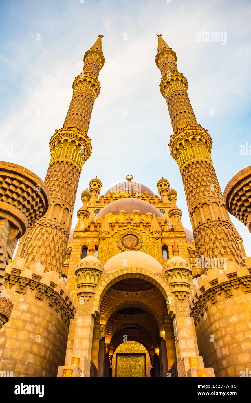 Moschea al Mustafa nella città vecchia di Sharm El Sheikh, Egitto. Una delle principali attrazioni turistiche con una magnifica architettura Foto Stock