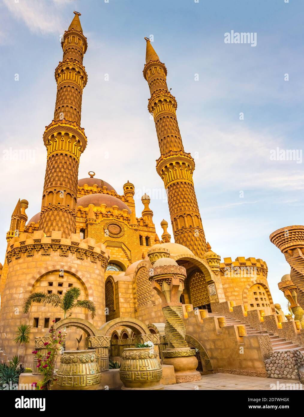 Moschea al Mustafa nella città vecchia di Sharm El Sheikh, Egitto. Una delle principali attrazioni turistiche con una magnifica architettura Foto Stock