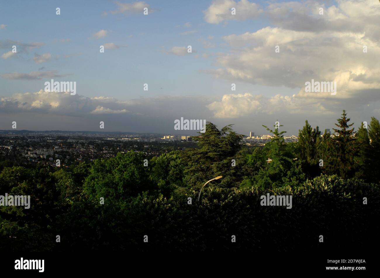 AJAXNETPHOTO. LOUVECIENNES, FRANCIA. - VISTA DALLE ALTURE NORD EST DEL CENTRO DEL VILLAGGIO CHE DOMINA IL FIUME SENNA NORD VERSO EST VERSO I SOBBORGHI DI BOUGIVAL, CROISSY, CHATOU E LE VESINET; LOCALITÀ NELLA ZONA VISITATA DA PITTORI IMPRESSIONISTI DEL 19 ° SECOLO COME ALFRED SISLEY, CAMILLE PISSARRO, AUGUSTE RENOIR E ALTRI PRIMA DEL XX SECOLO SVILUPPO DEL PAESAGGIO. PHOTO:JONATHAN EASTLAND/AJAX REF:D121506_2700 Foto Stock