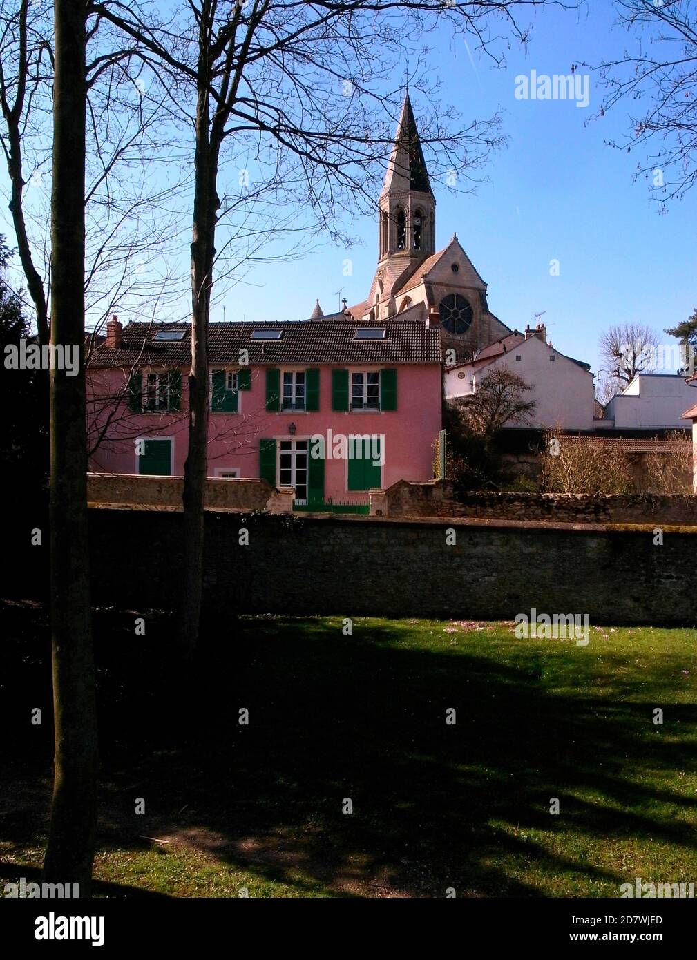 AJAXNETPHOTO. LOUVECIENNES, FRANCIA. - ART TRAIL VILLAGE - CHIESA SAINT-MARTIN EGLISE NEL CENTRO DEL VILLAGGIO VISTO DAL PARCO. PHOTO:JONATHAN EASTLAND/AJAX REF:GR111903 12695 Foto Stock