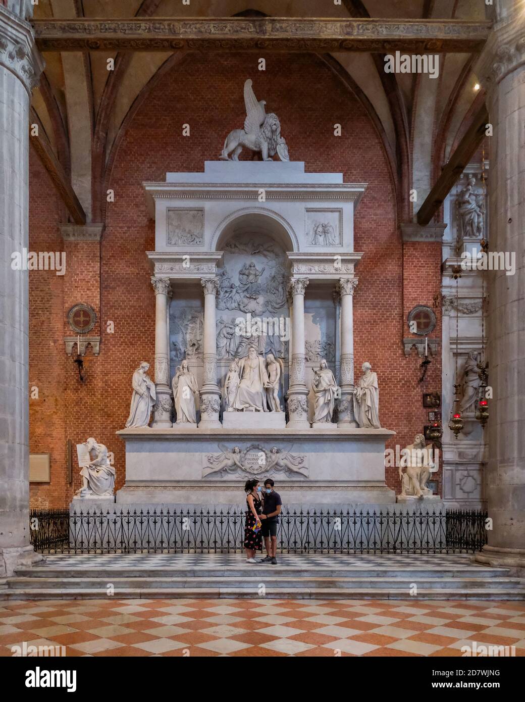 Una coppia all'interno di Santa Maria gloriosa dei Basilica di Frari - enorme chiesa francescana gotica veneziana in mattoni rossi Foto Stock