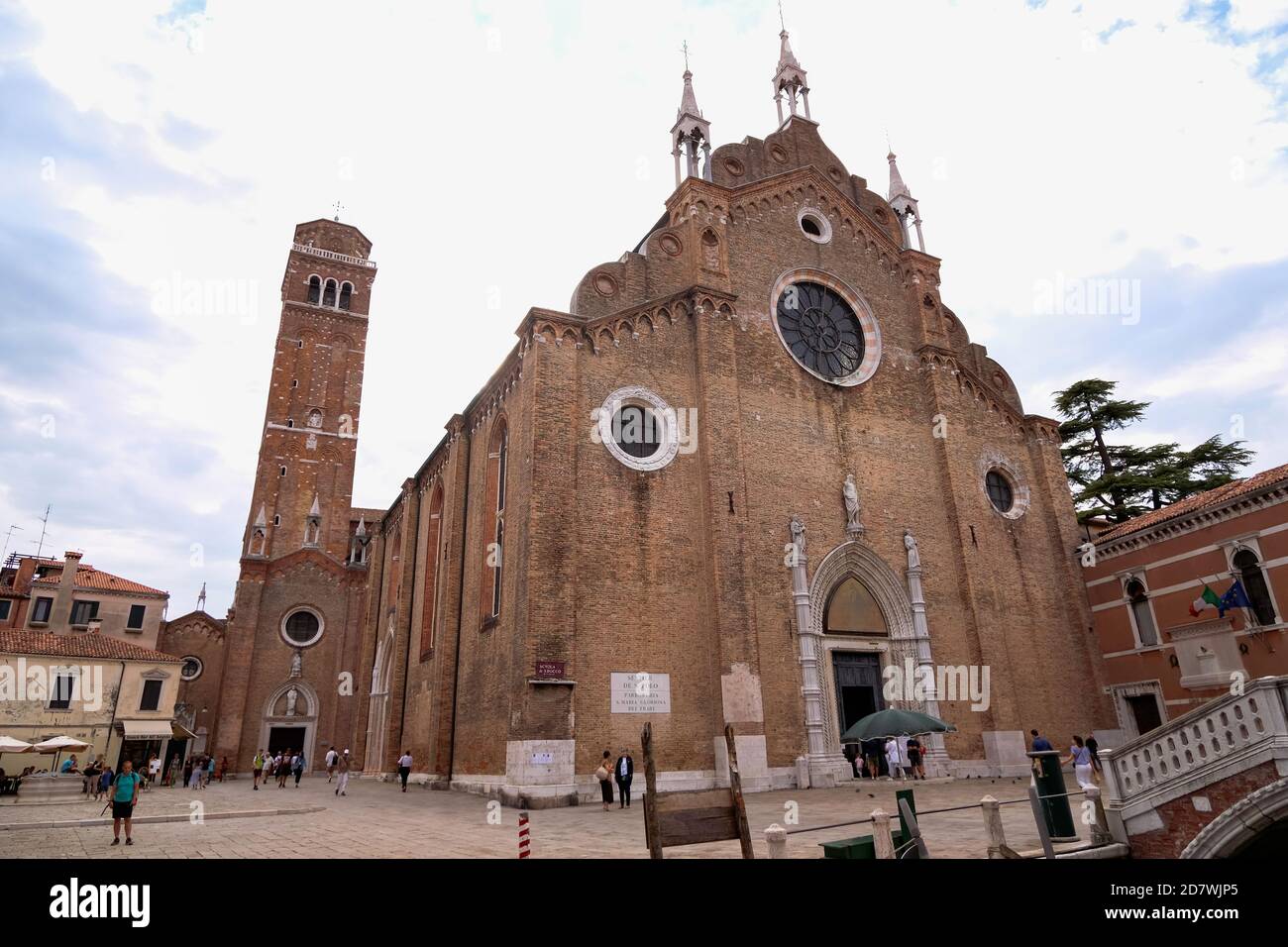Basilica di Santa Maria gloriosa dei Frari - enorme gotico veneziano Chiesa Francescana di mattoni rossi Foto Stock