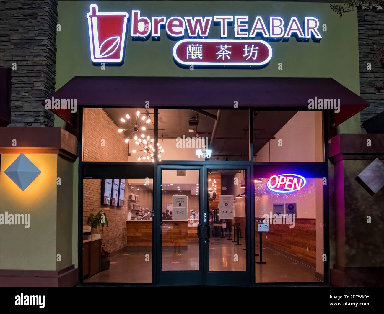 Las Vegas, 10 ottobre 2020 - Vista notturna esterna del Brew Tea Bar Foto Stock