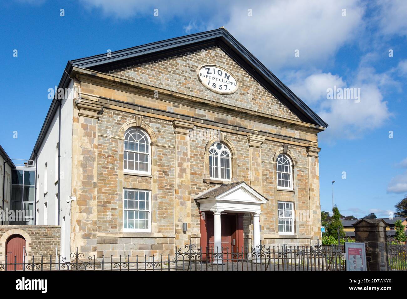 19 ° secolo Zion Baptist Chapel, Island Place, Llanelli, Carmarthenshire, Galles, Regno Unito Foto Stock