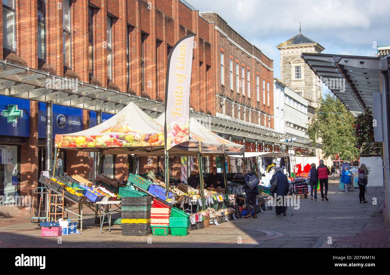 Street Market, Vaughan Street, Llanelli, Carmarthensshire, Galles, Regno Unito Foto Stock
