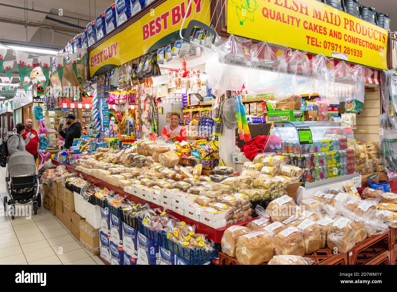 Panetteria e pasticceria a Llanelli Market Hall, Market Street, Llanelli, Carmarthenshire, Galles, Regno Unito Foto Stock