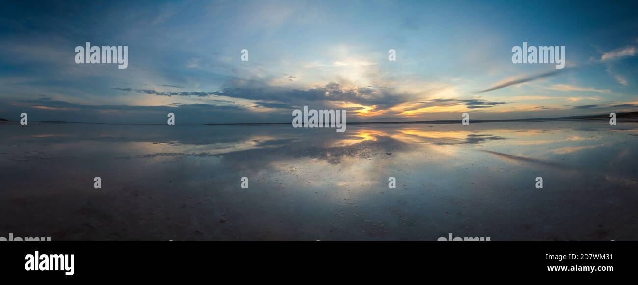 Panaromico bellissimo Salt Lake Tuz Golu in Turchia. Uno dei laghi salati più grandi del mondo. Foto Stock