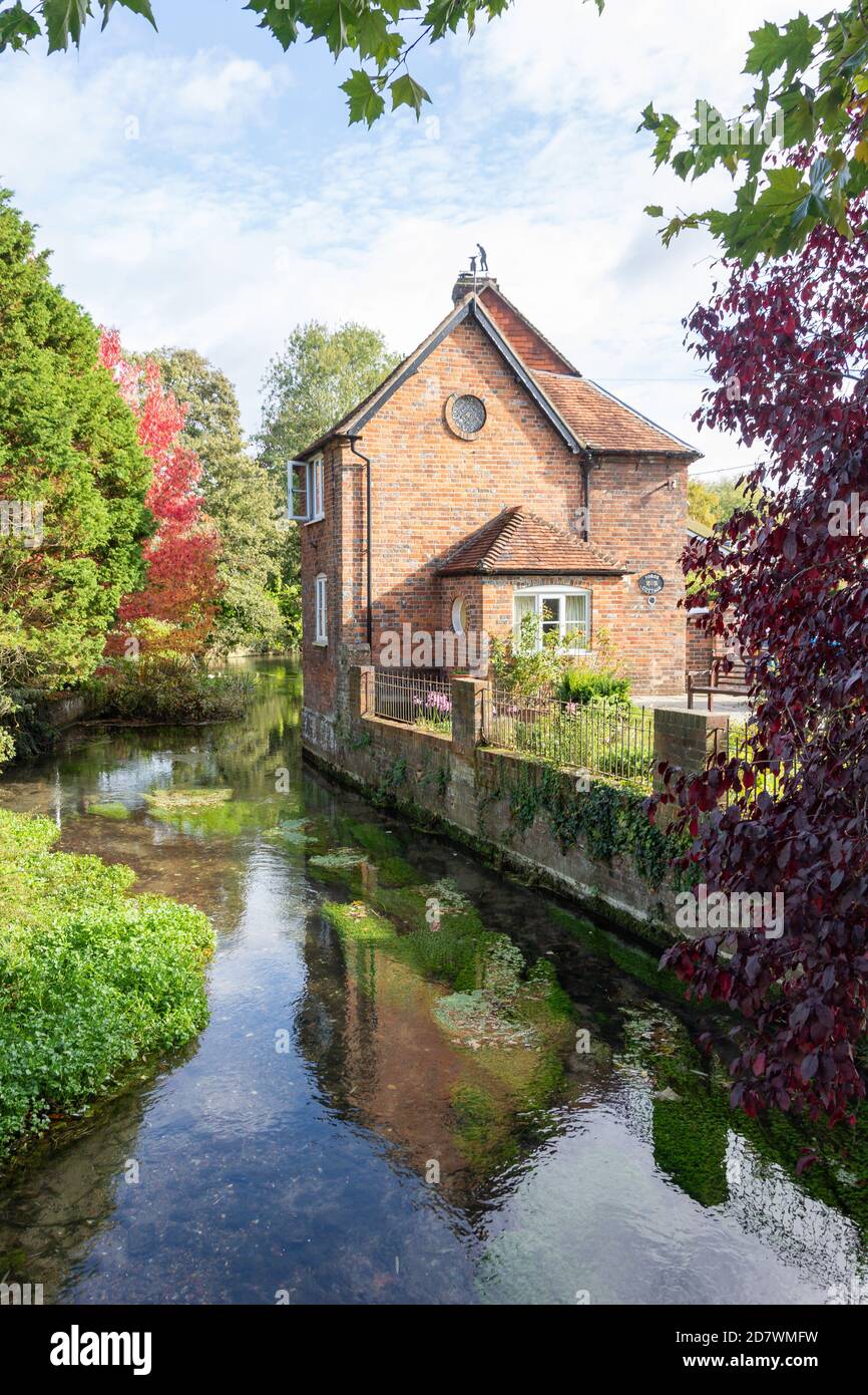 Forge Cottage on River Dun, Bridge Street, Hungerford, Berkshire, Inghilterra, Regno Unito Foto Stock