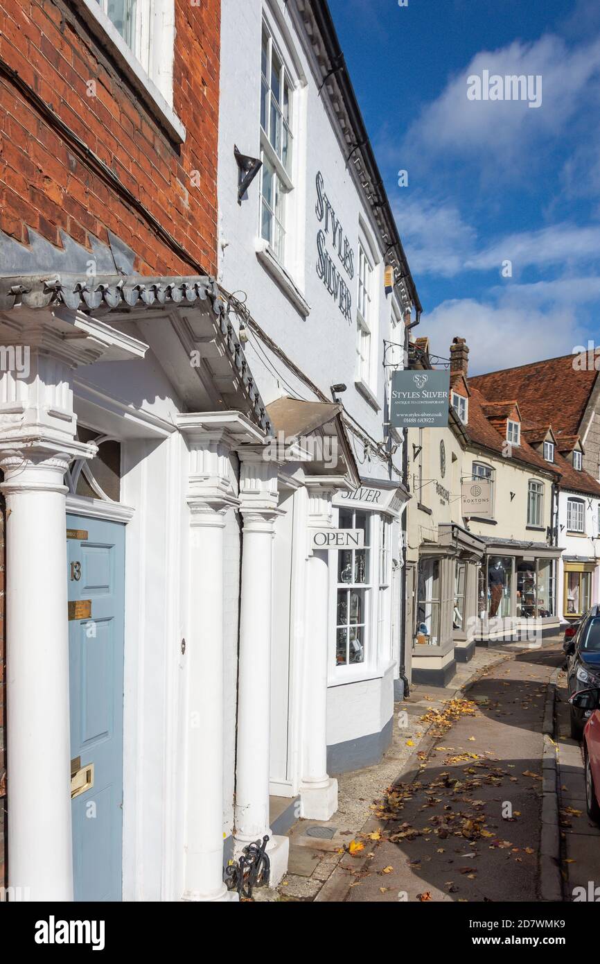 Periodo frontages, High Street, Hungerford, Berkshire, Inghilterra, Regno Unito Foto Stock