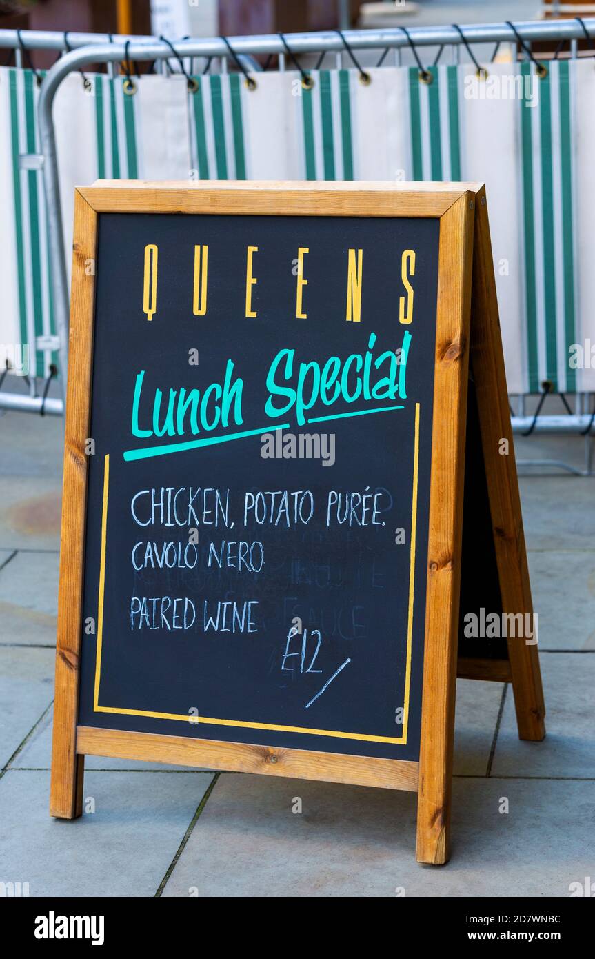 Un cartello speciale pieghevole per il pranzo per il Queens Wine Bar and Bistro, un elegante piccolo posto sulla Queen Avenue nel centro di Liverpool Foto Stock