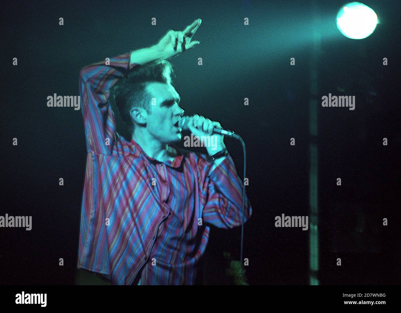 Morrissey e gli Smiths si esibiscono presso la De Montfort Hall di Leicester, Inghilterra, il 1° aprile 1985. Parte del tour 'Mat is Murder'. Foto Stock