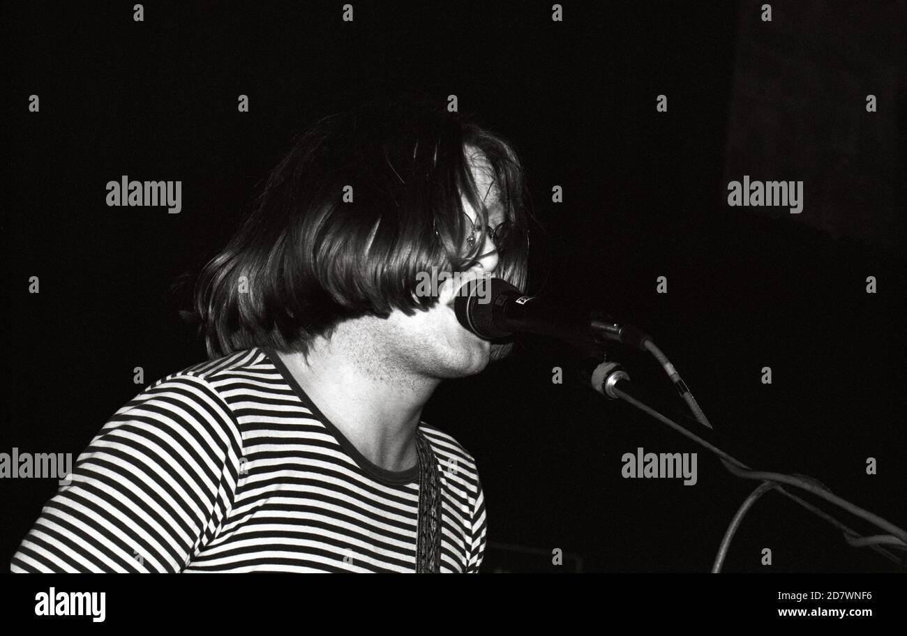 Norman Blake del Teenage Fanclub si esibisce con la band al Woughton Center di Milton Keynes, Inghilterra, nel 1990. Foto Stock