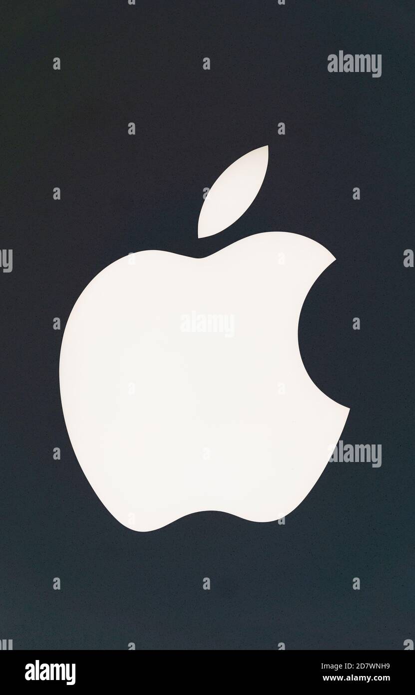 Il logo Apple all'esterno di un Apple Store Foto Stock